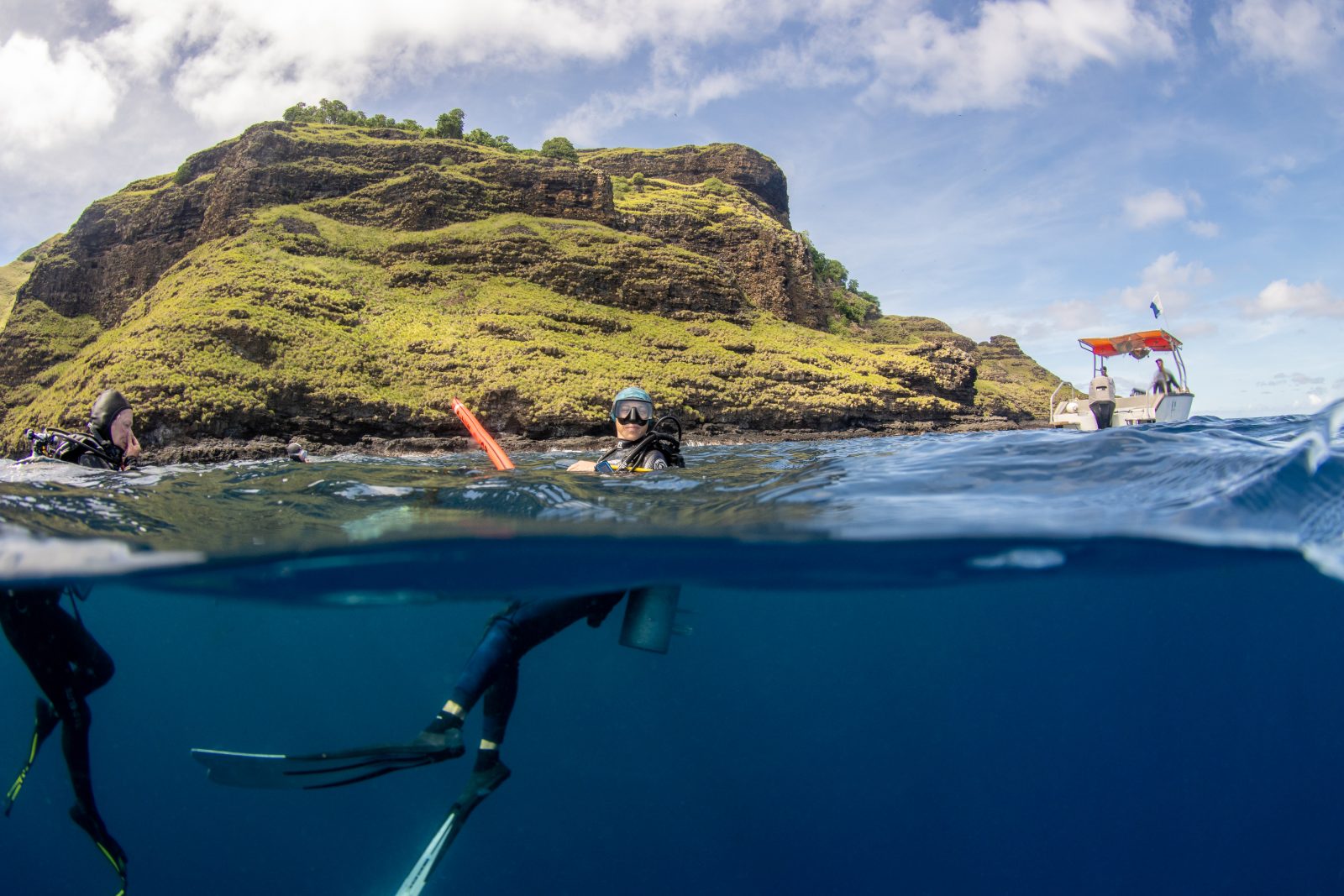 Split view of the Avaika site, divers and the Nuku-Dive boat