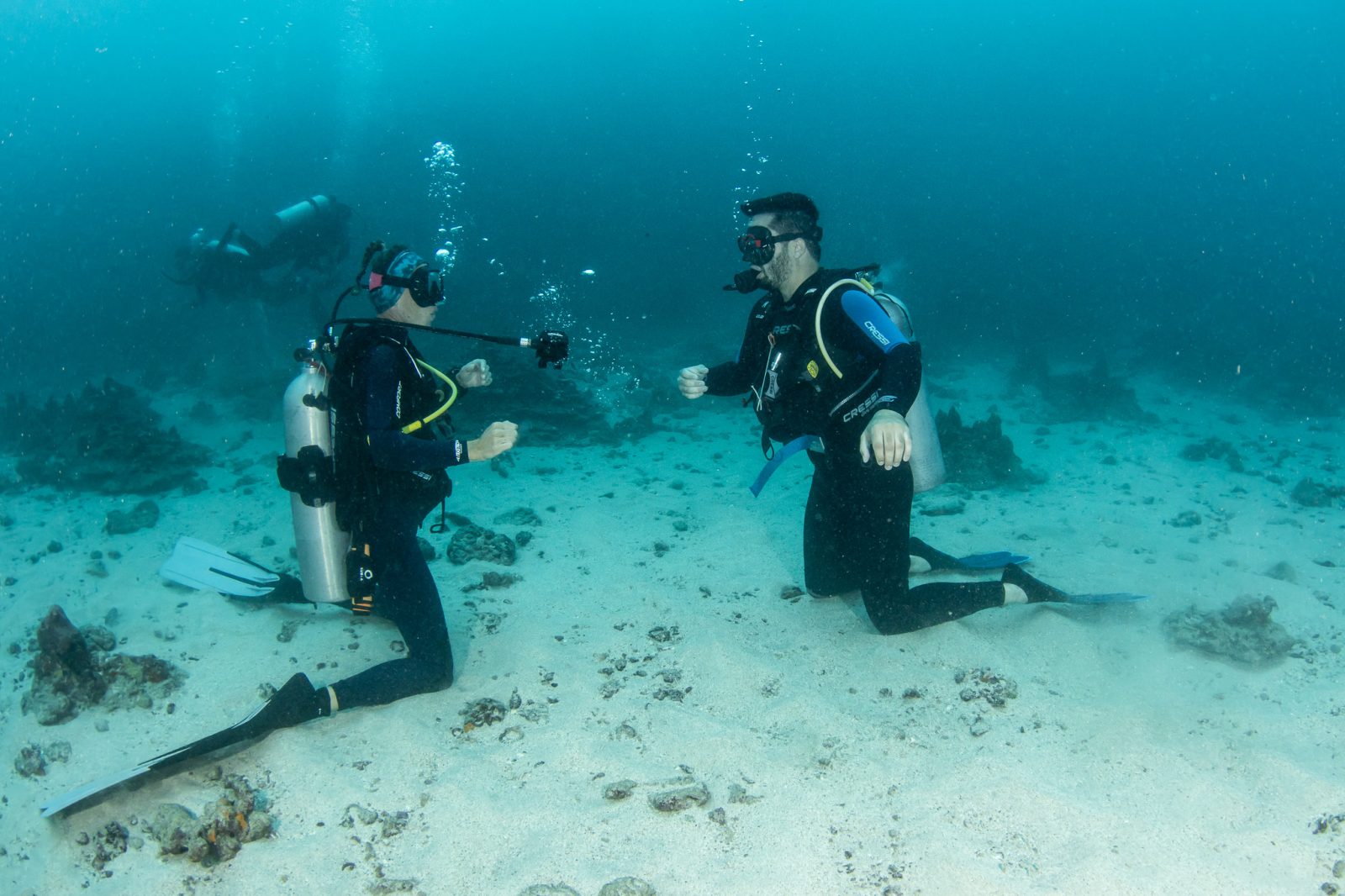 Instructor and student kneeling on the sand during a discovery dive