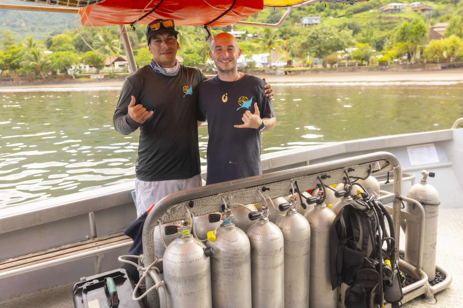 Kipiri and Hugues setting up the tanks on board