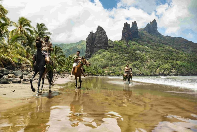 Balade à cheval sur une plage sous les pitons de Nuku Hiva