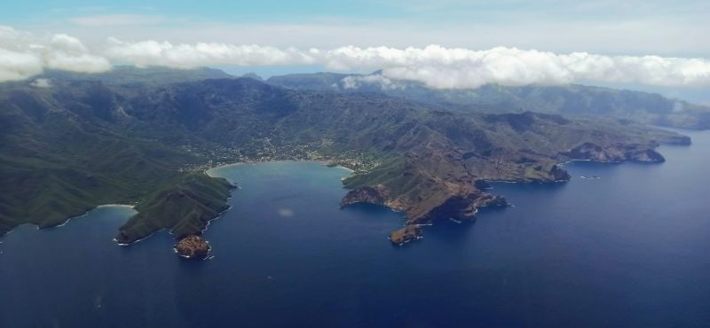 Vue aérienne de la côte sud de Nuku Hiva et de la baie de Taiohae