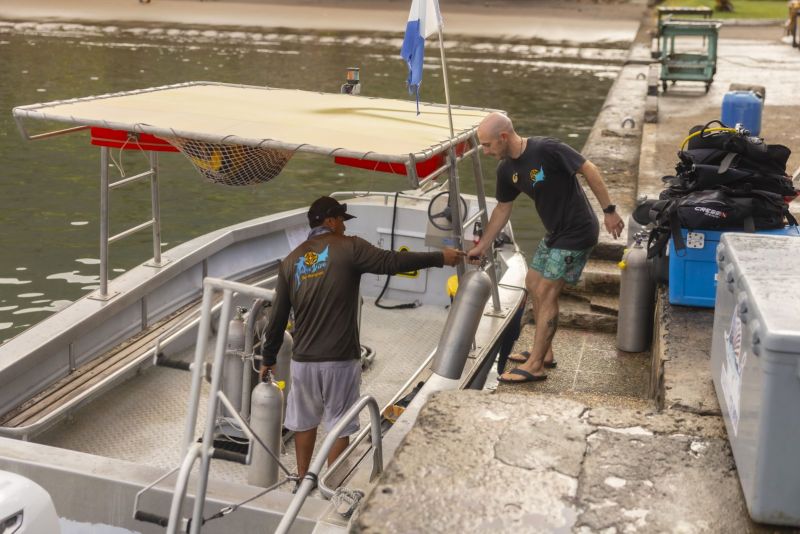 Chargement du matériel à bord du bateau