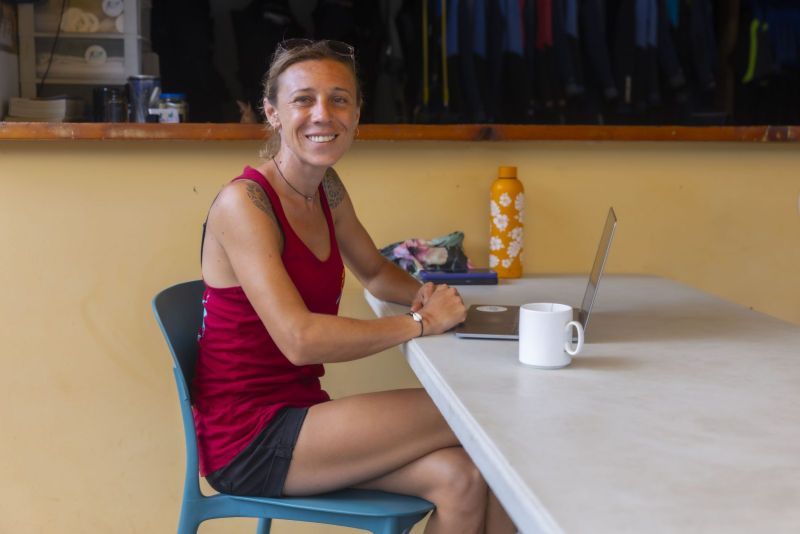 Julie au bureau du centre