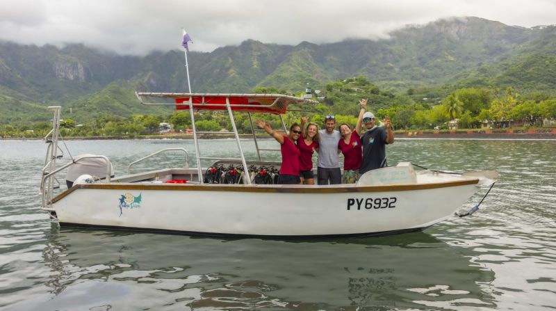 L’équipe à bord du bateau MOANA III dans la baie de Taiohae