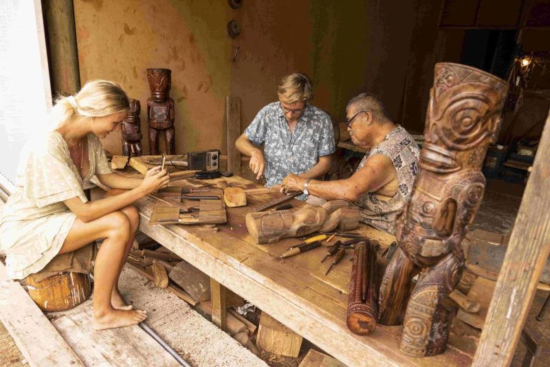 Initiation à la sculpture marquisienne dans un atelier